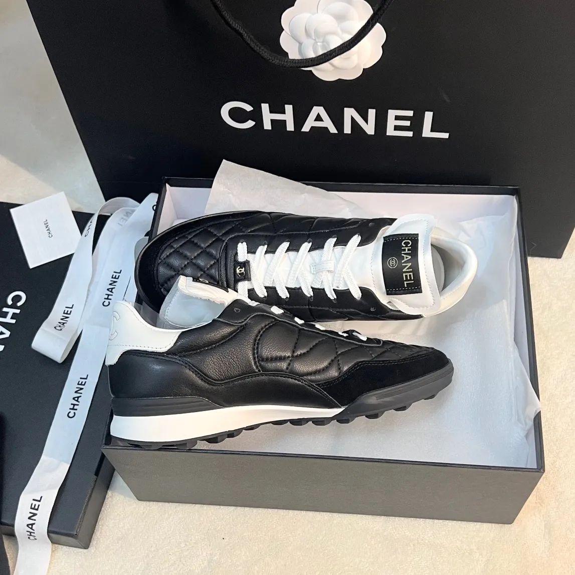 Factory direct sales p520🐘🐘Women's shoes, women's clothing, women's shoes, women's clothing, CHANEL 23s spring and summer sneakers new style ❤️ original purchase, development, production, Xiaoxiang's casual sports shoes this season have hit Xiaohongshu INS. Various social platforms exploded like crazy! Classic design. The upper is electro-embroidered with various techniques. The outsole is fashionable and sporty. Extraordinary inclusion of a variety of panda shoe color elements. Lightweight and versatile❗️Not tired when you run wild❗️ Exquisite packaging at the delivery counter🛍📦 ▪️Inner: original imported lambskin + rhombus craft ▪️Sole: original molded T factory direct sales pU combination outsole ▪️Heel height: 2CM ▪️Size: women's size 35-40